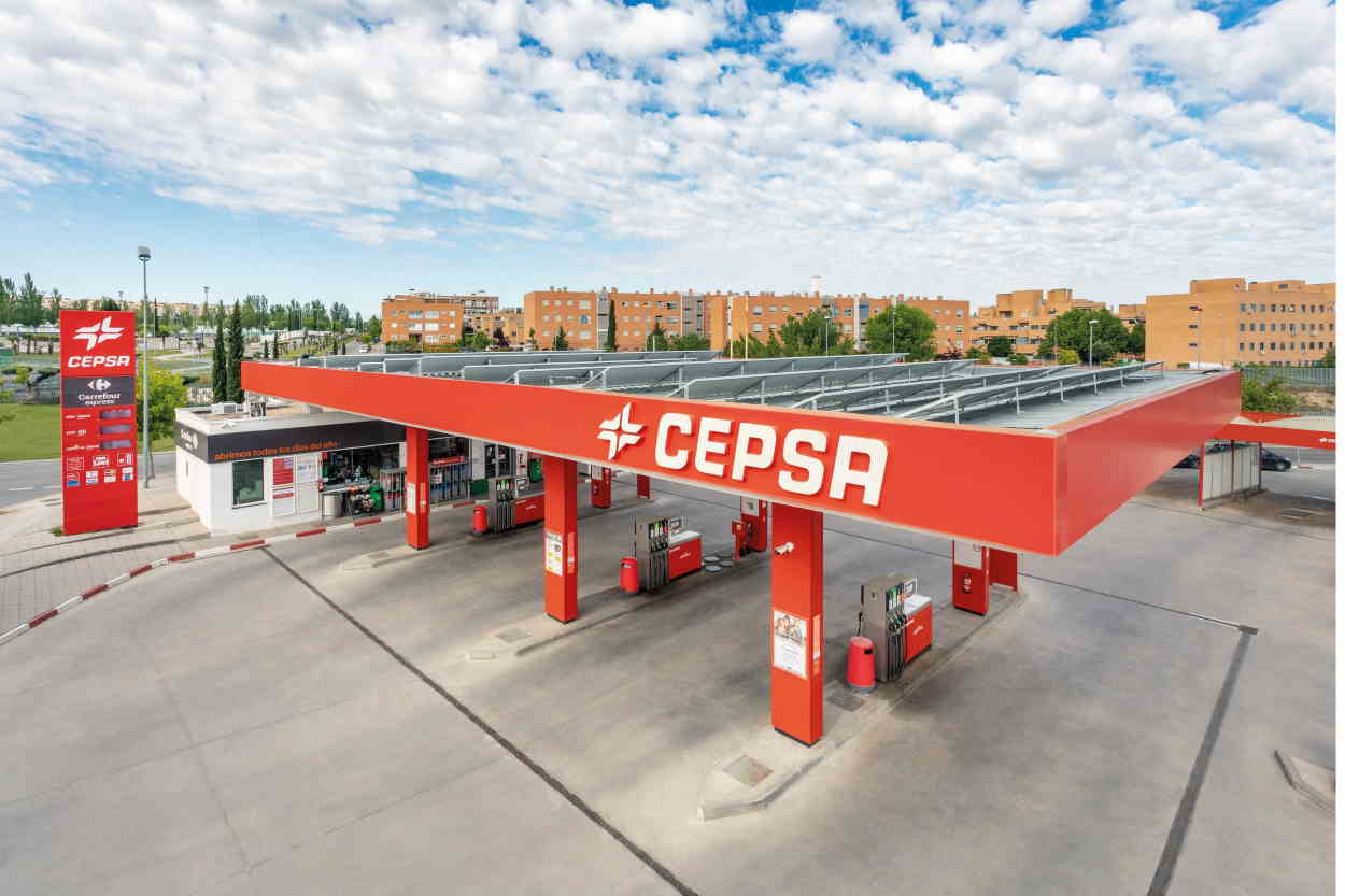 Estación de servicio de Cepsa con placas solares