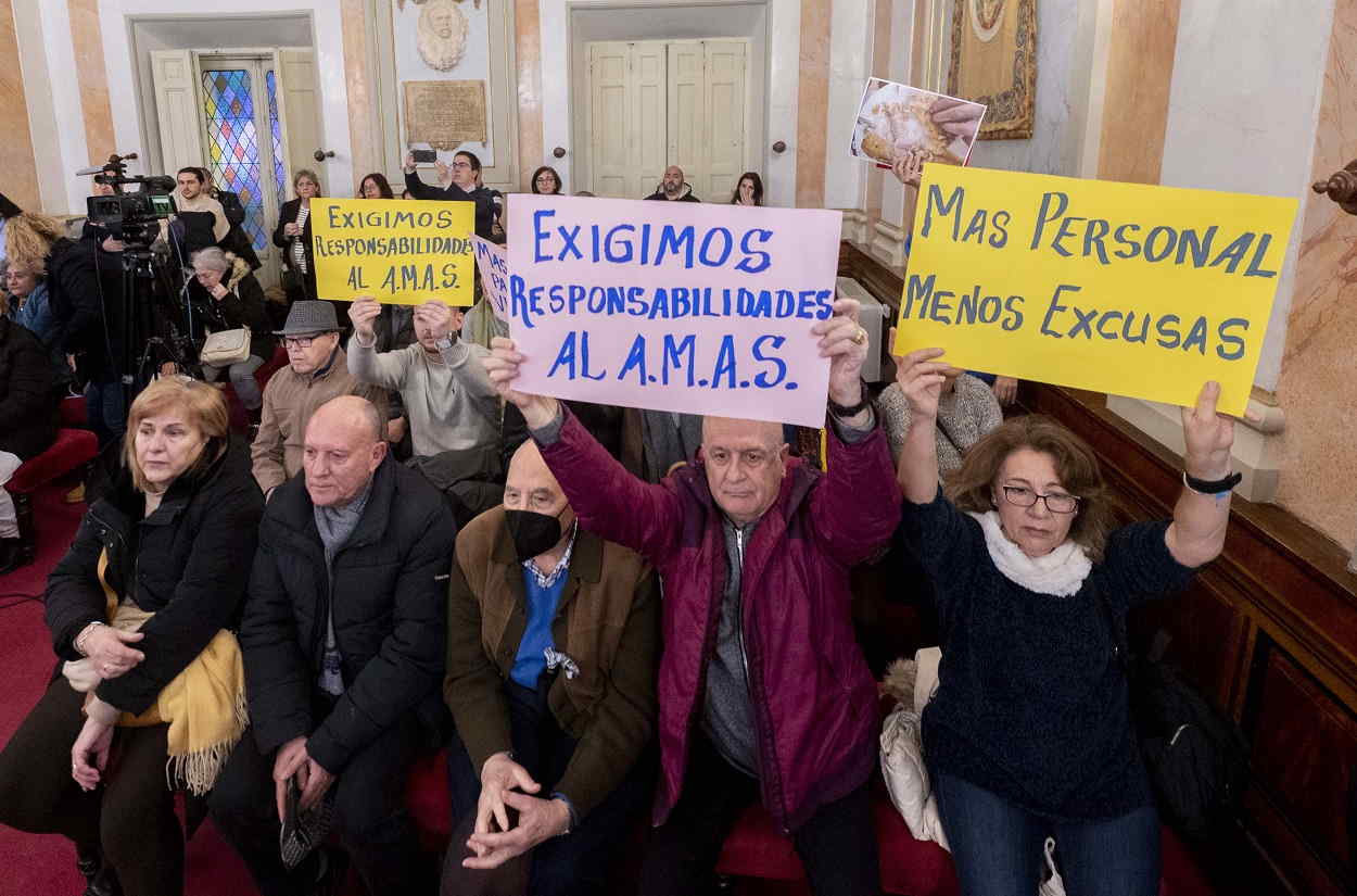 Vecinos de Alcalá de Henares protestan por la gestión de la residencia Francisco de Vitoria. EP