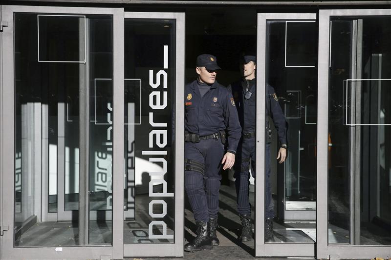 Policías salen de la sede del PP, en la madrileña calle Génova Policías salen de la sede del PP, en la madrileña calle Génova