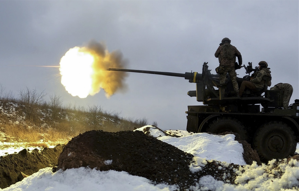 Soldados ucranianos disparan un cañón antiaéreo a una posición cerca de Bajmut, en la región de Donetsk, en el este de Ucrania, el pasado 4 de febrero. EFE/EPA/SERGEY SHESTAK
