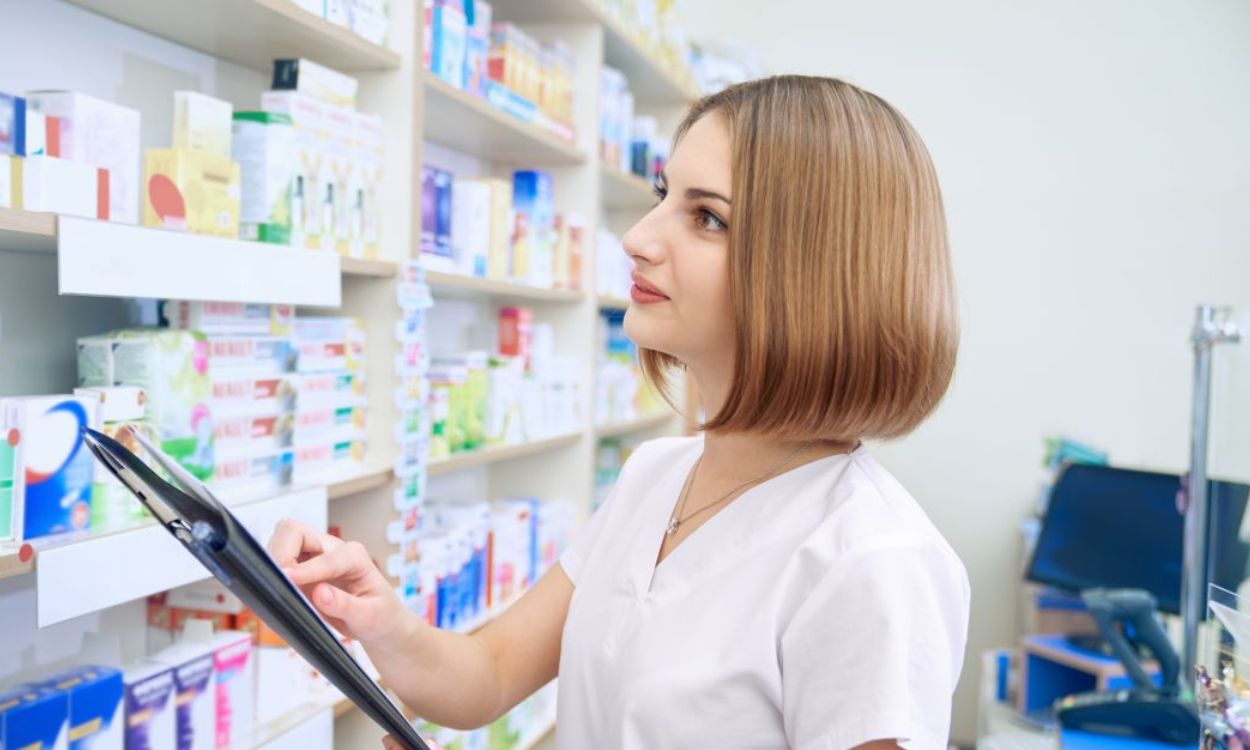 Farmacéutica comprobando productos sanitarios