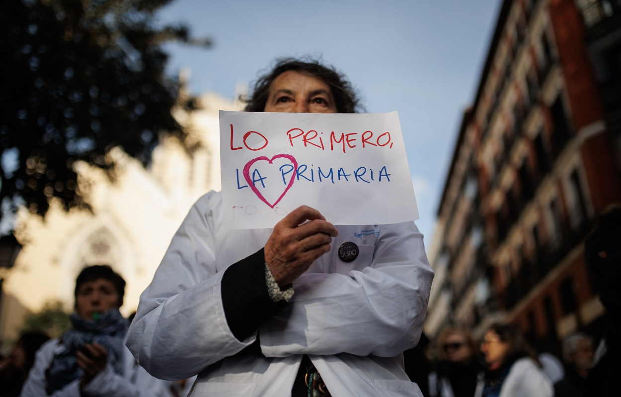 Una mujer se manifiesta por la sanidad pública en Madrid. EP