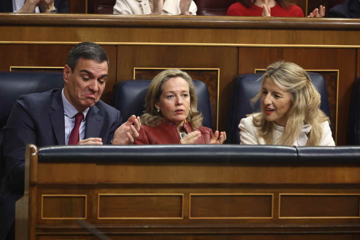 El presidente del Gobierno, Pedro Sánchez; la vicepresidenta primera del Gobierno y ministra de Asuntos Económicos, Nadia Calviño y la vicepresidenta segunda y ministra de Trabajo y Economía Social, Yolanda Díaz. EP.