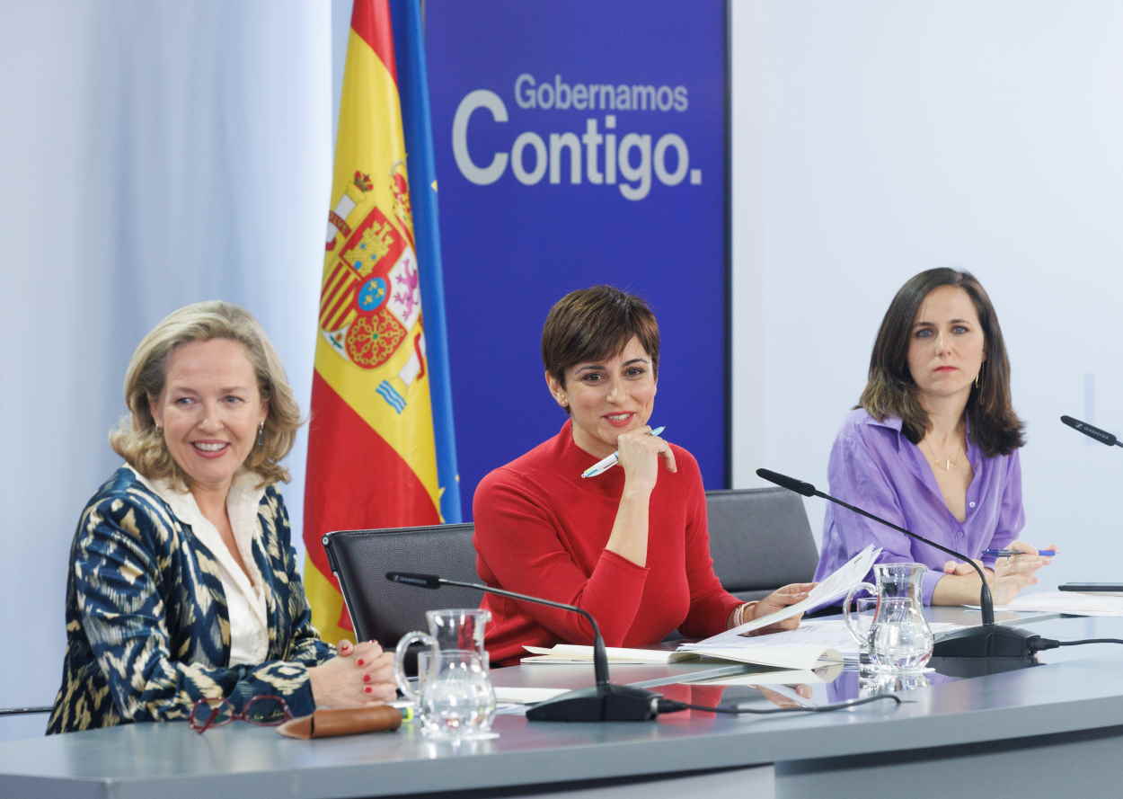  La vicepresidenta primera y ministra de Asuntos Económicos y Transformación Digital, Nadia Calviño; la portavoz del Gobierno y ministra de Política Territorial, Isabel Rodríguez, y la líder de Podemos y ministra de Derechos Sociales, Ione Belarra. EP