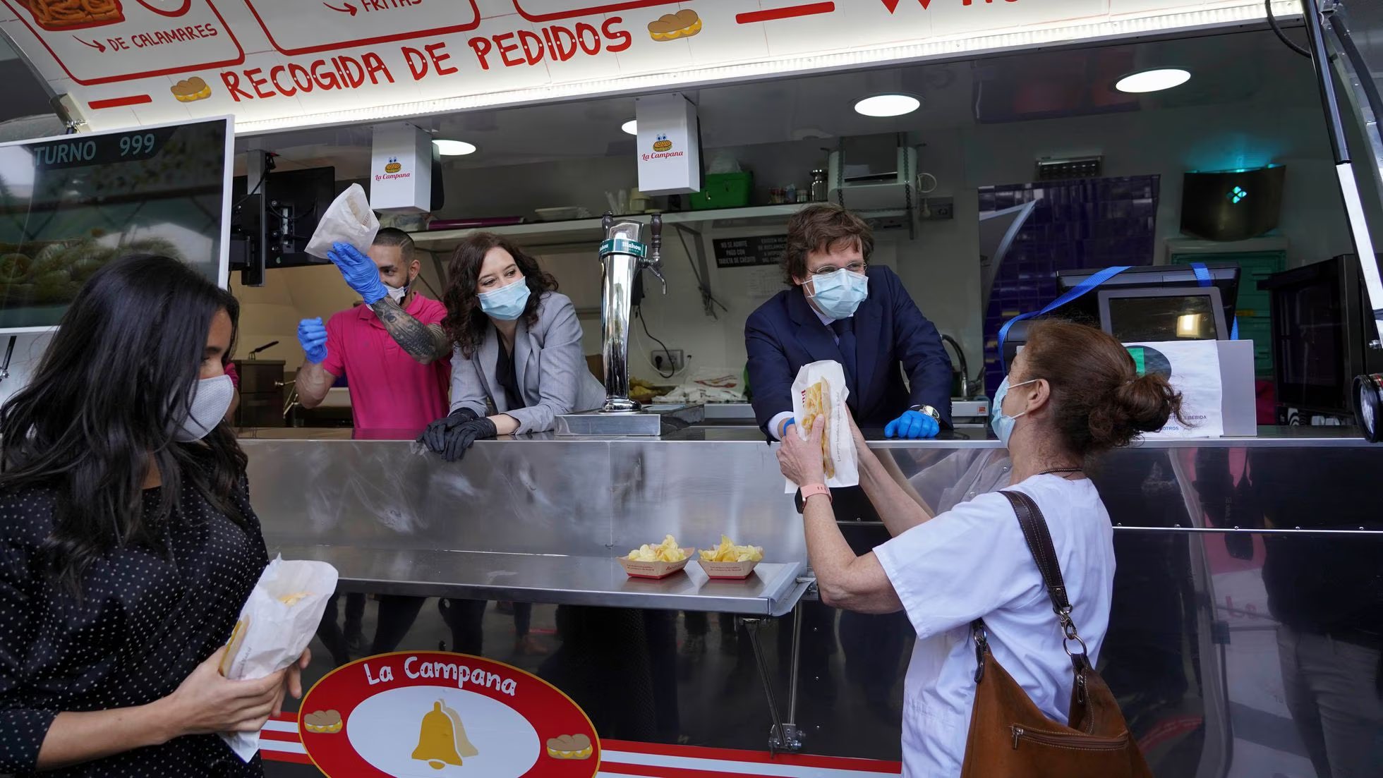 Isabel Díaz Ayuso repartiendo bocadillos de calamares en el Zendal. Twitter