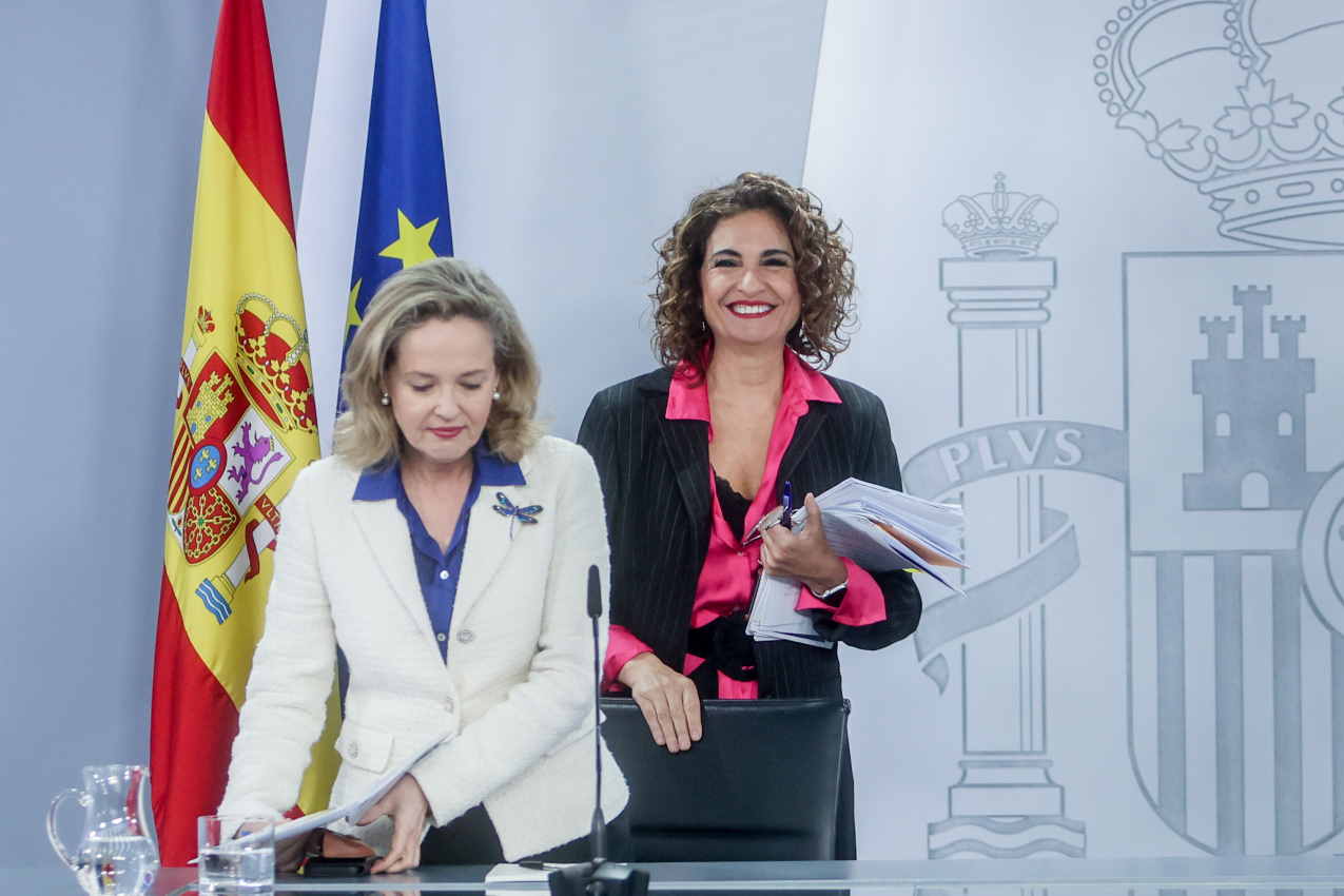 La vicepresidenta primera y ministra de Asuntos Económicos y Transformación Digital, Nadia Calviño, y la ministra de Hacienda y Función Pública, María Jesús Montero. EP