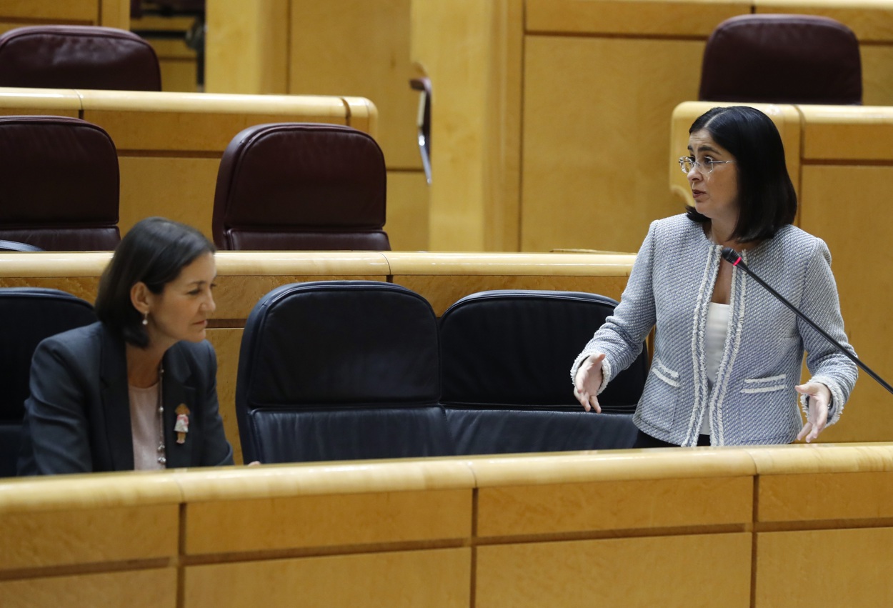 Imagen de archivo de la ministra de Turismo, Reyes Maroto (i), y la ministra de Sanidad Carolina Darias (d) en el Senado. EFE/Ballesteros POOL