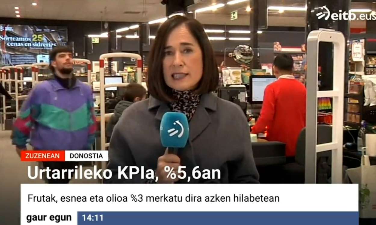 La reportera de la televisión vasca durante el hurto en directo. EITB.