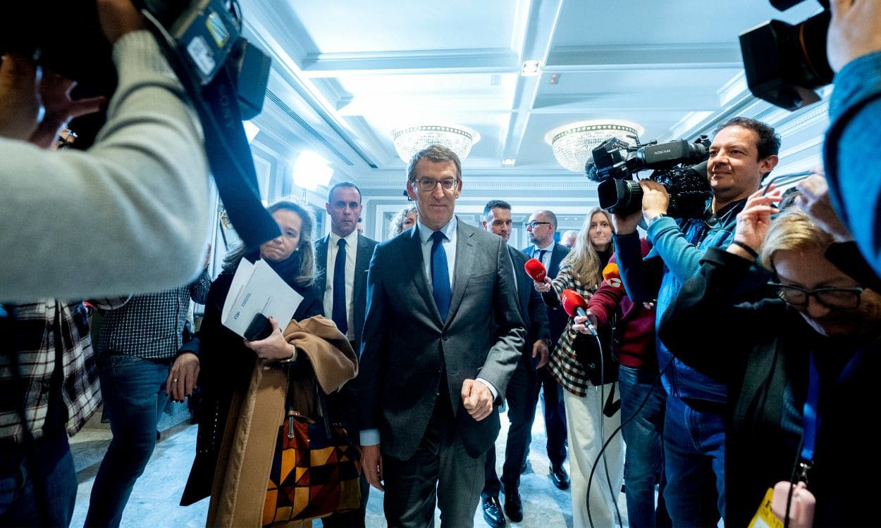 El presidente del Partido Popular, Alberto Núñez Feijóo, sube al coche tras su intervención en la sexta edición del Forbes Summit Reinventing Spain.