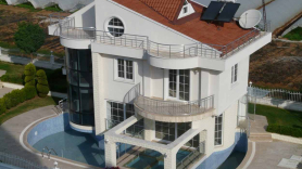 Imagen de un chalet con piscina