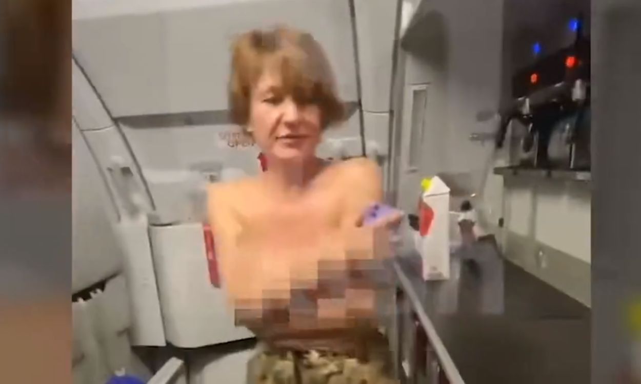 Polémico vídeo de una mujer en un avión ruso. Redes sociales.
