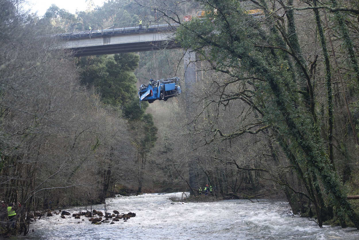 Momento en que el autobús siniestrado pudo ser retirado del río Lérez (Foto: Europa Press).