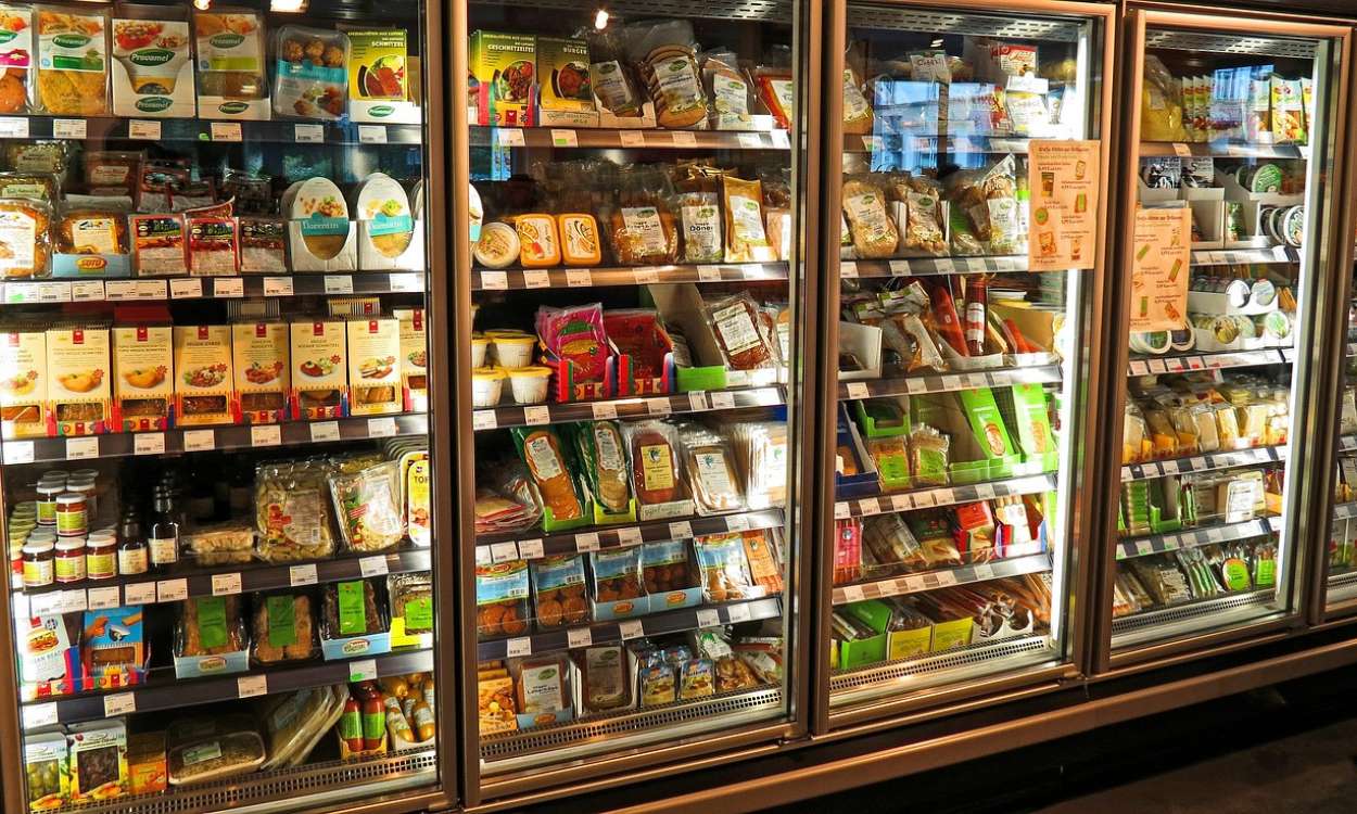 Imagen de archivo de productos en congeladores de un supermercado