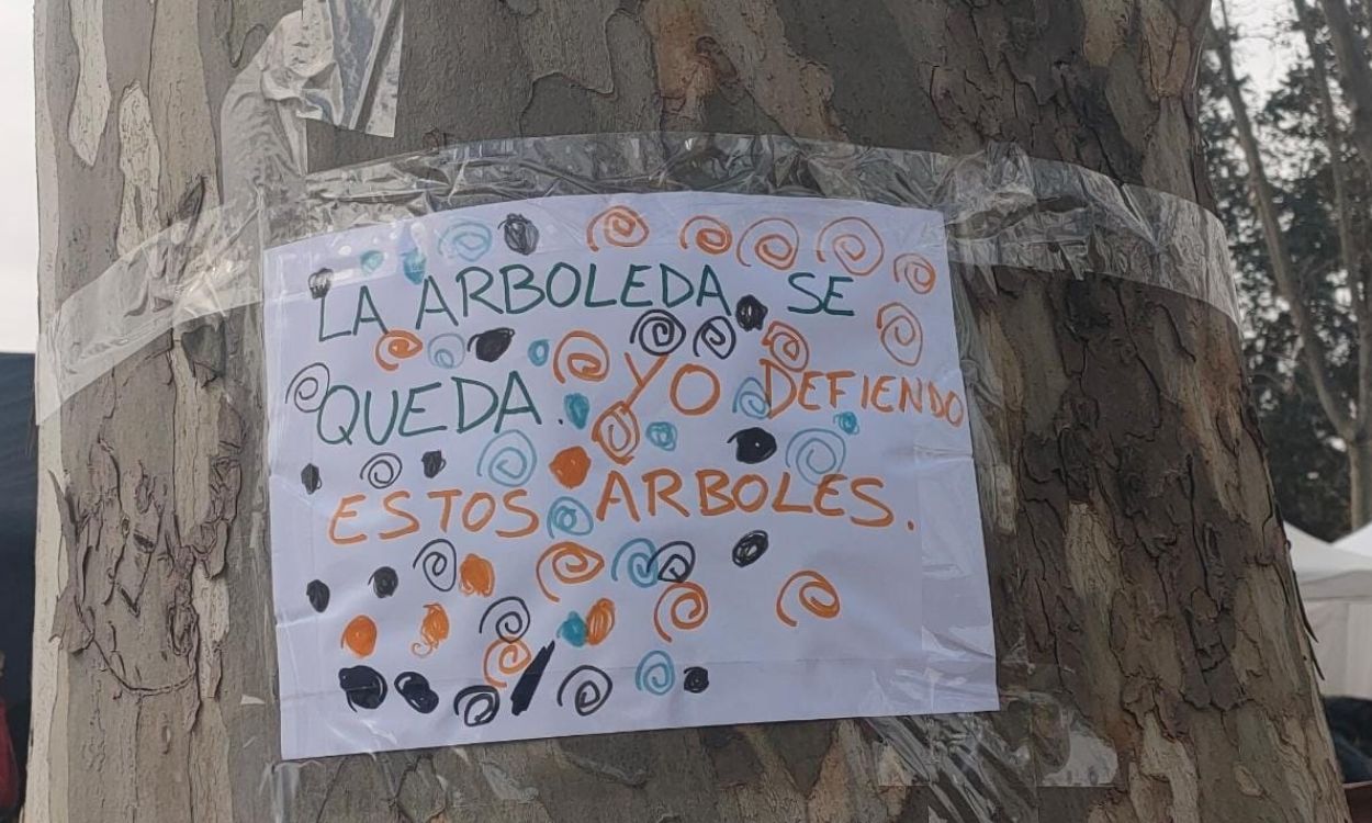 Dibujos de los niños madrileños reivindicando el cese de la tala de árboles en Madrid Río. EP