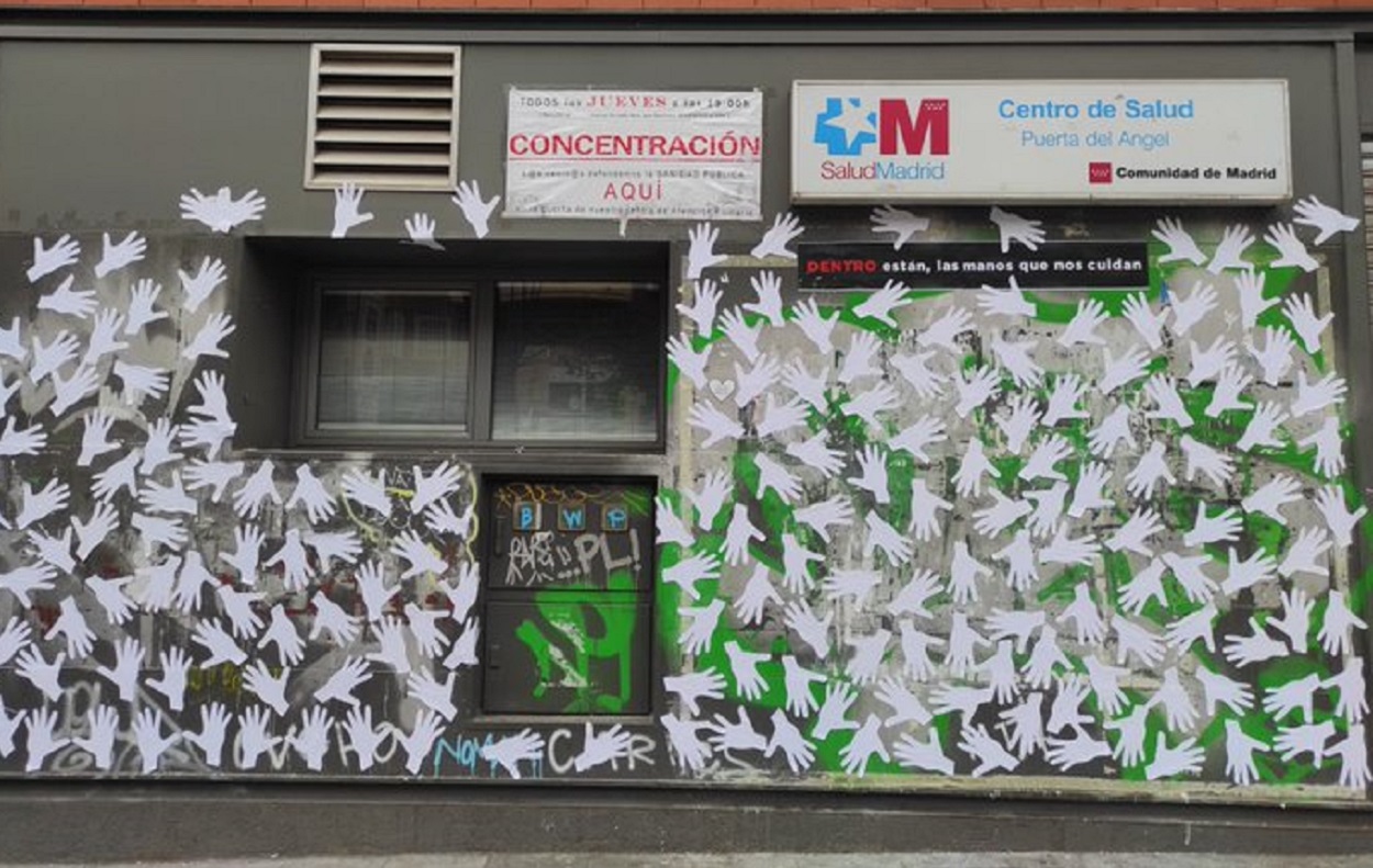 El Centro de Salud de Puerta del Ángel, empapelado con manos blancas que simbolizan a los vecinos y vecinas del barrio. Twitter.