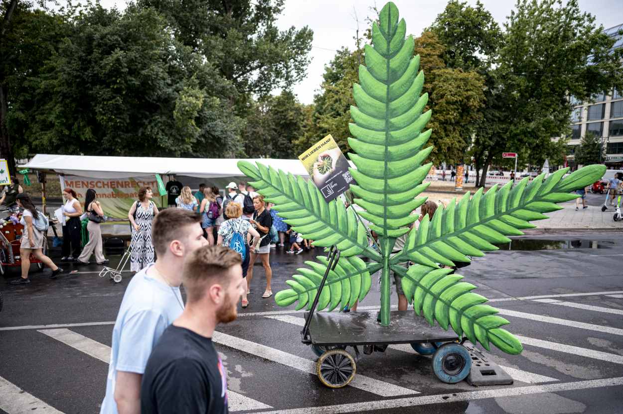 Imagen de archivo tomada en Alemania de una maqueta de una hoja de marihuana