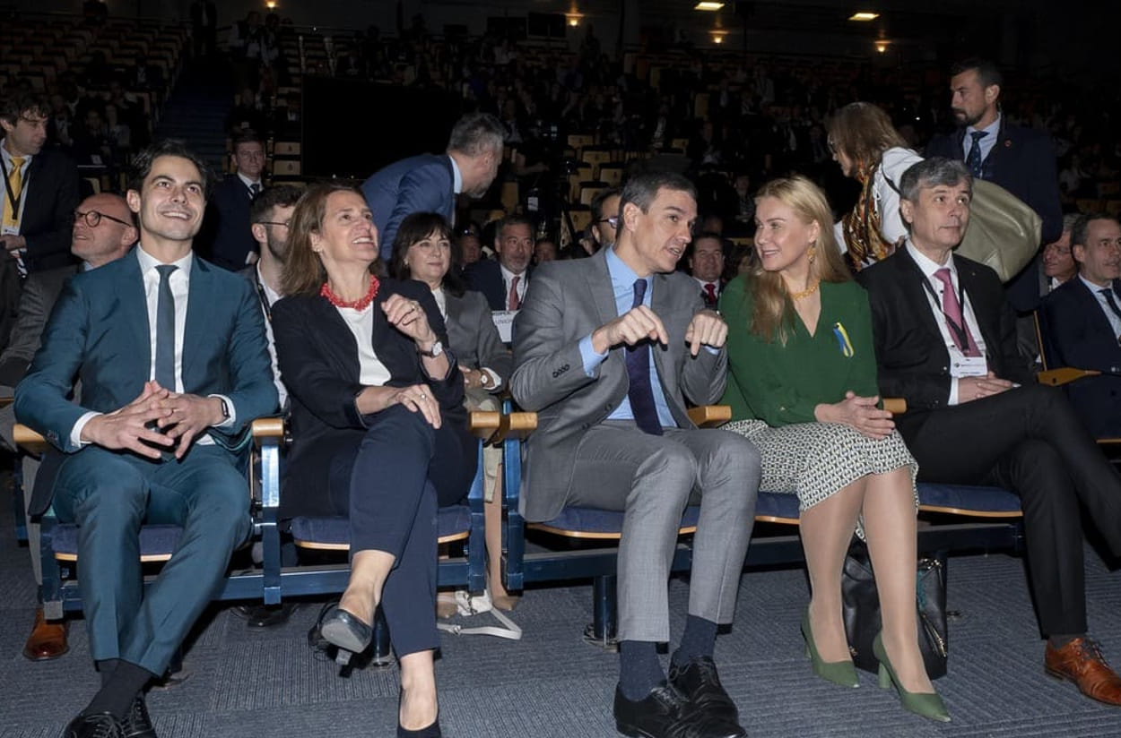 Teresa Ribera, ministra para la Transición Energética; Pedro Sánchez, presidente del Gobierno, y Kadri Simons, comisaria europea de Energía, entre otras autoridades (1)