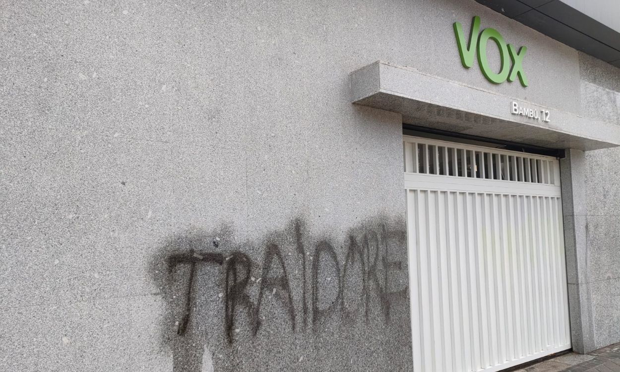 Sede estatal de Vox con pintadas en puerta y fachada unas horas después de la entrevista de Macarena Olona con Jordi Évole en La Sexta