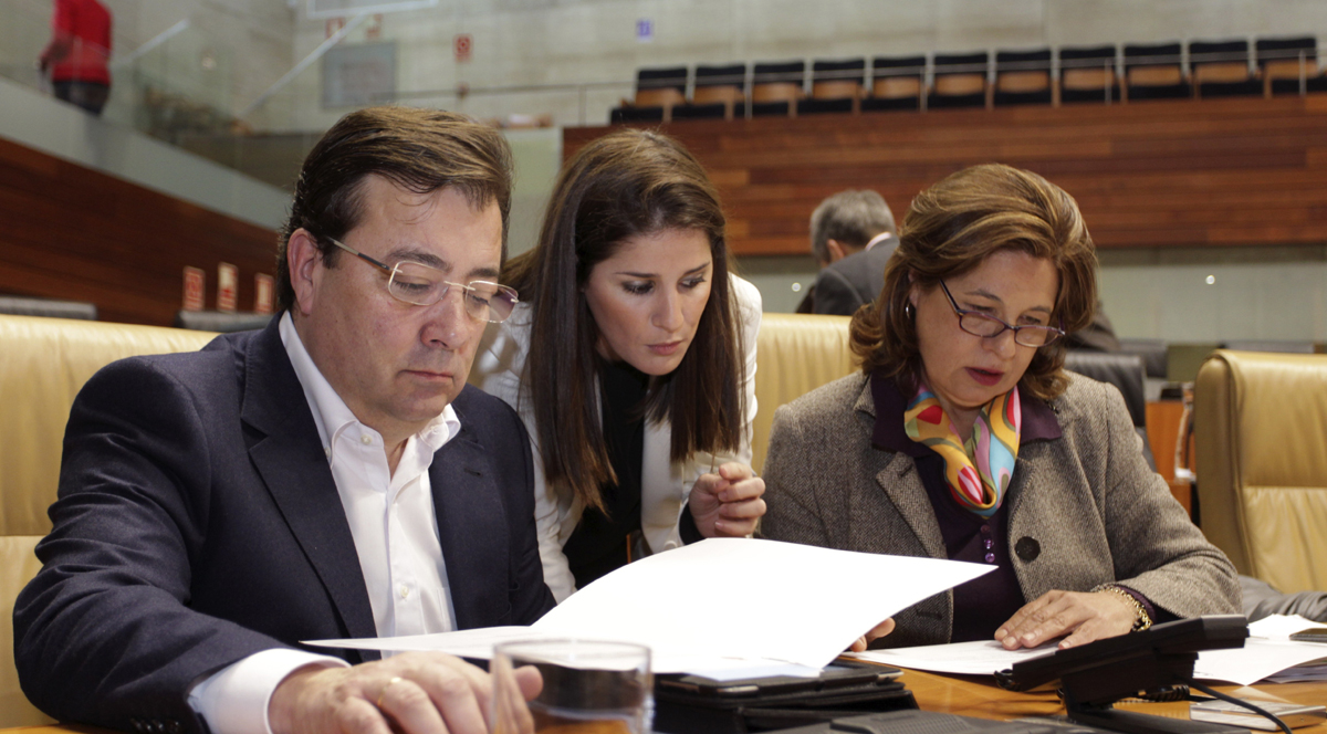 El presidente de la Junta de Extremadura, Guillermo Fernández Vara (i), con la portavoz del Gobierno regional, Isabel Gil Rosiña (c), y la consejera de Hacienda, Pilar Blanco Morales. 