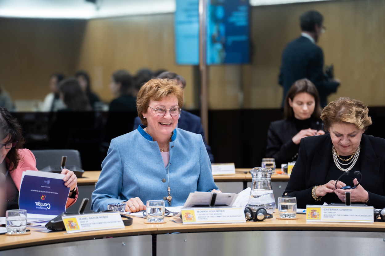 Imagen de Monika Hohlmeier, eurodiputada y presidebta de la comisión de Control Presupuestario del Parlamento Europeo, durante su encuentro con la vicepresidenta Nadia Calviño.