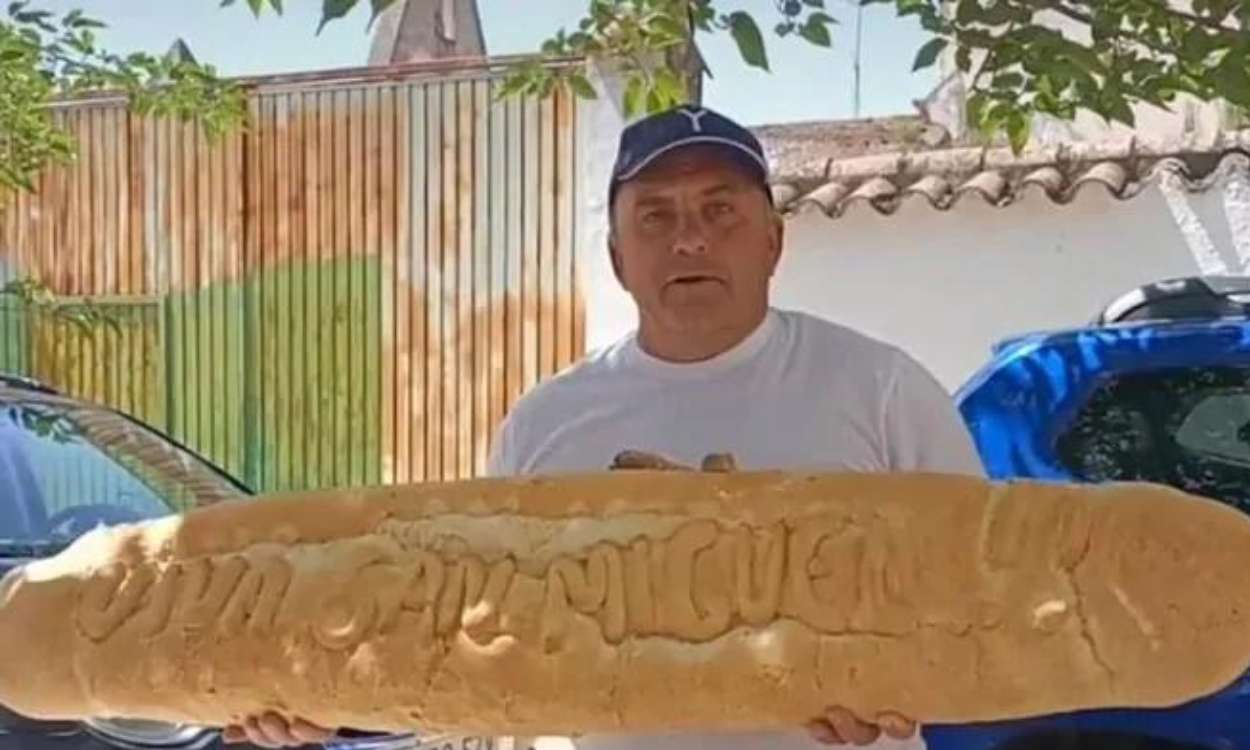 Ginés con una barra de pan gigante. TikTok