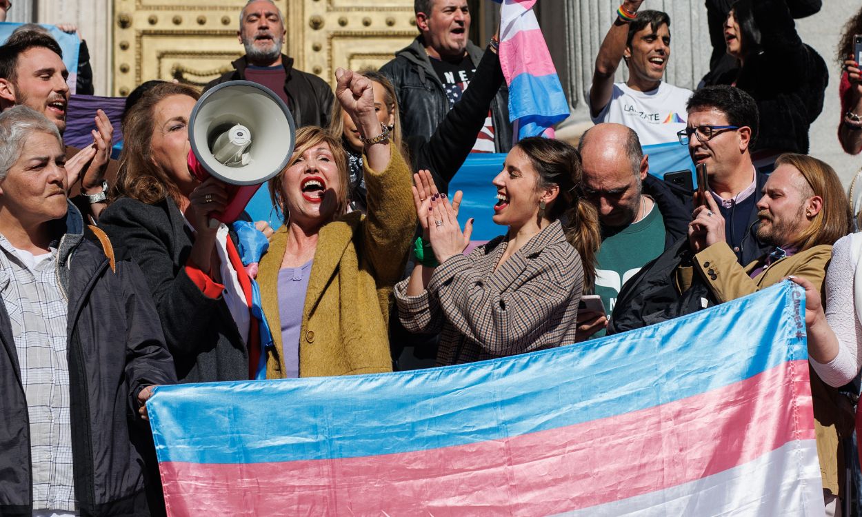 La ministra de Igualdad, Irene Montero, junto a representantes y personas del colectivo trans. EP.