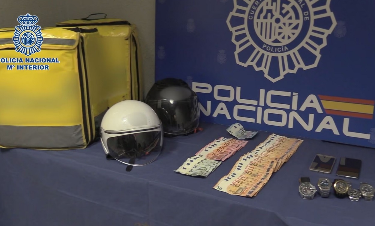Relojes, dinero en efectivo y material empleadas por el grupo criminal. POLICÍA NACIONAL