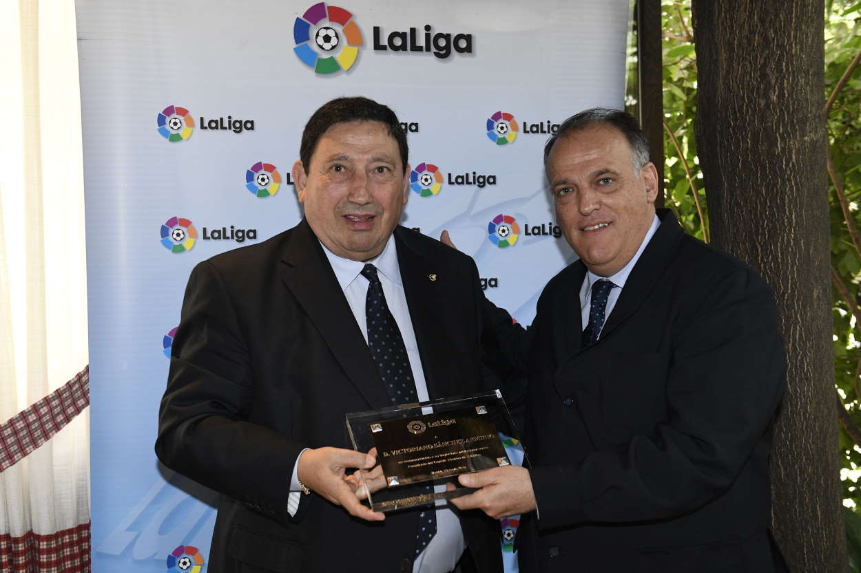 El expresidente del Comité Técnico de Árbitros (CTA) Victoriano Sánchez Arminio (izq), junto al presidente de LaLiga, Javier Tebas (dcha). EP