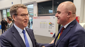 El presidente del PP, Alberto Núñez Feijóo, saluda al presidente del Consell de Ibiza, Vicent Marí, en Fitur.Archivo. EP