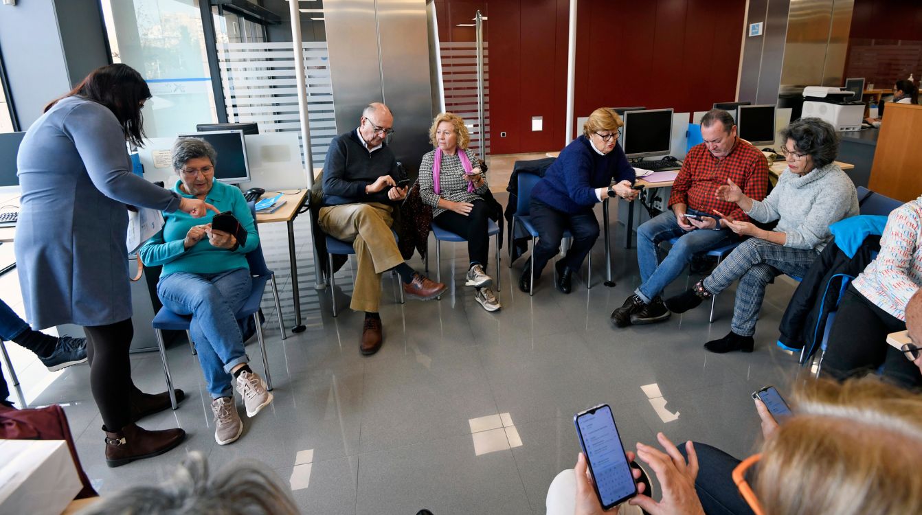 Personas mayores participando en el taller de apps Espacio Fundación la Caixa Murcia