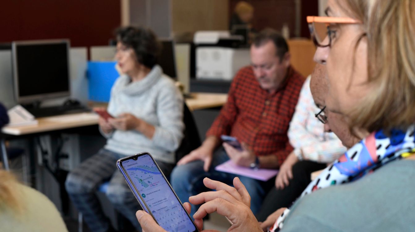 Personas mayores participando en el taller de ecosistema digital