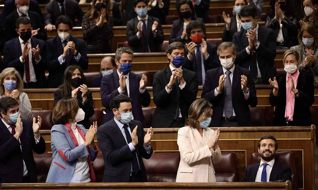 El PP aplaude a su entonces presidente, Pablo Casado, en su último pleno en el Congreso. EP
