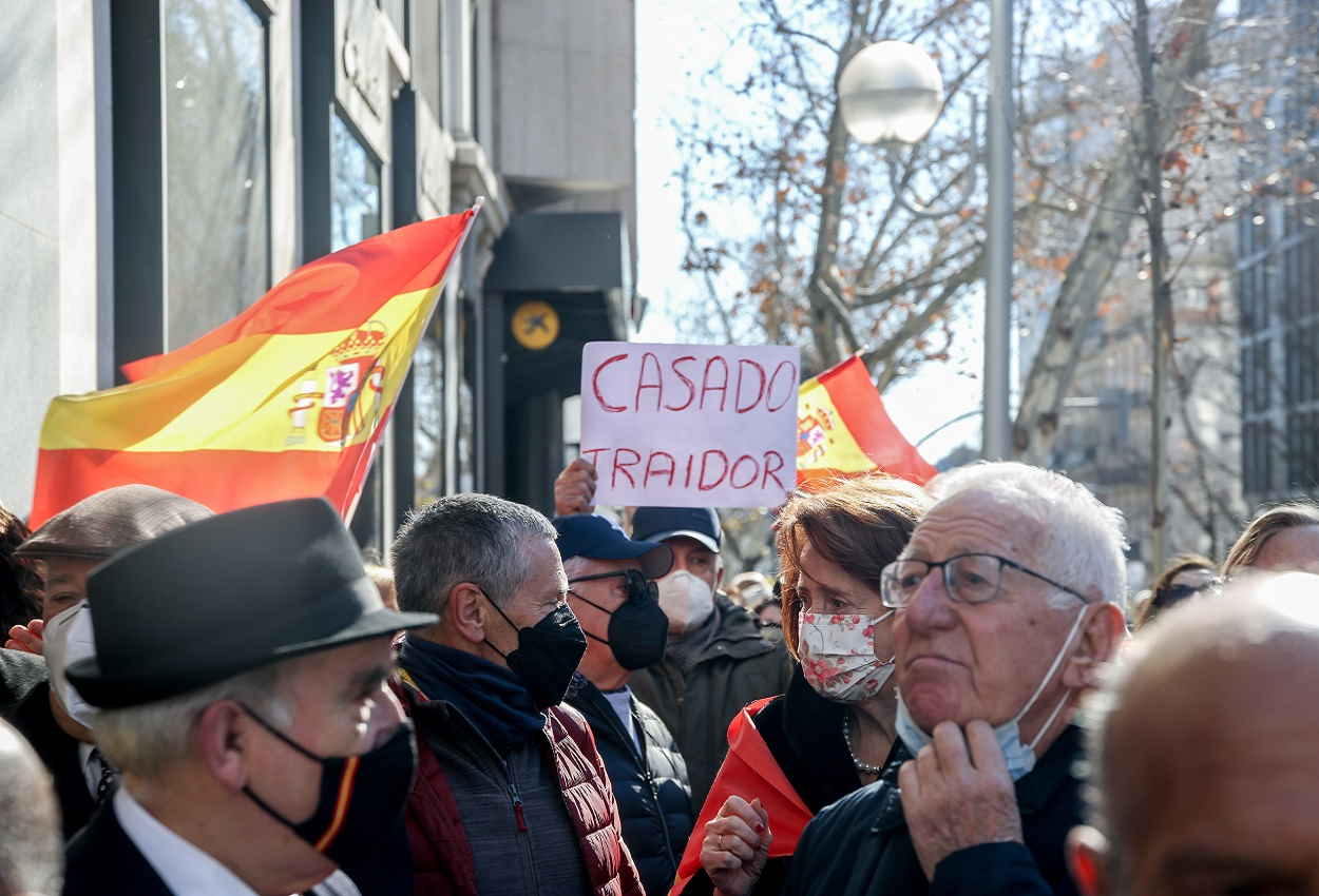 Varias personas se manifiestan en las puertas de Génova pidiendo la dimisión de Pablo Casado