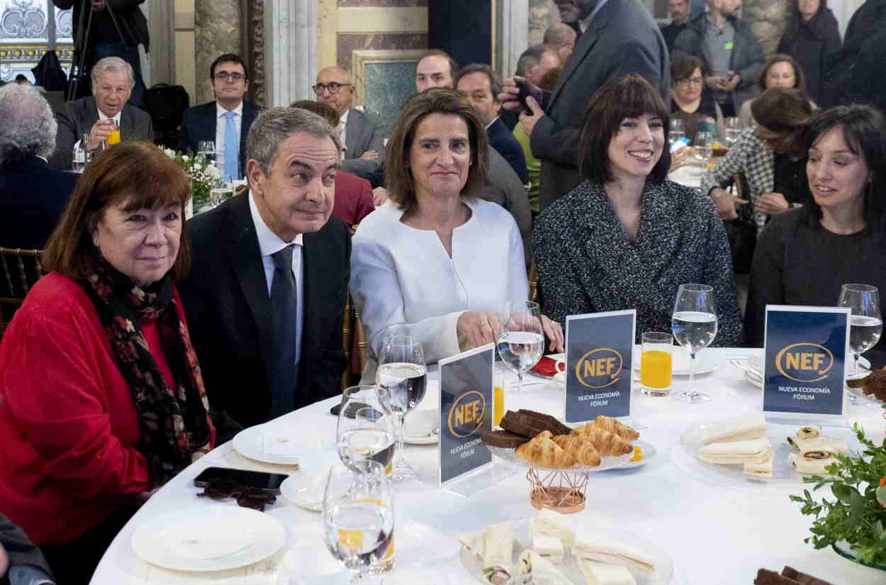 La viceprtesidenta tercera y ministra para la Transición Ecológica y el Reto Demográfico, Teresa Ribera, y el expresidente del Gobierno, José Luis Rodríguez Zapatero, rodeados de más personalidades del Gobierno. EP.