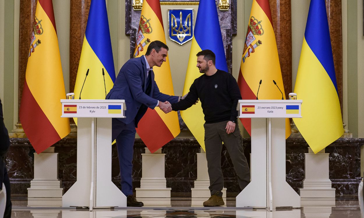 El presidente del Gobierno de España, Pedro Sánchez (i), y el presidente de Ucrania, Volodimir Zelenski (d), se saludan a su llegada al Palacio Mariinski, a 23 de febrero de 2023, en Kiev (Ucrania). EP