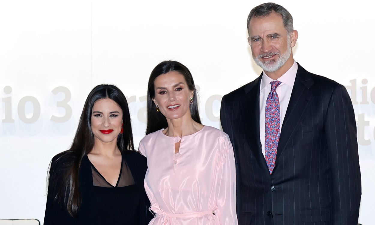 La artista Blanca Paloma con los reyes Felipe VI y la reina Letizia. EP.