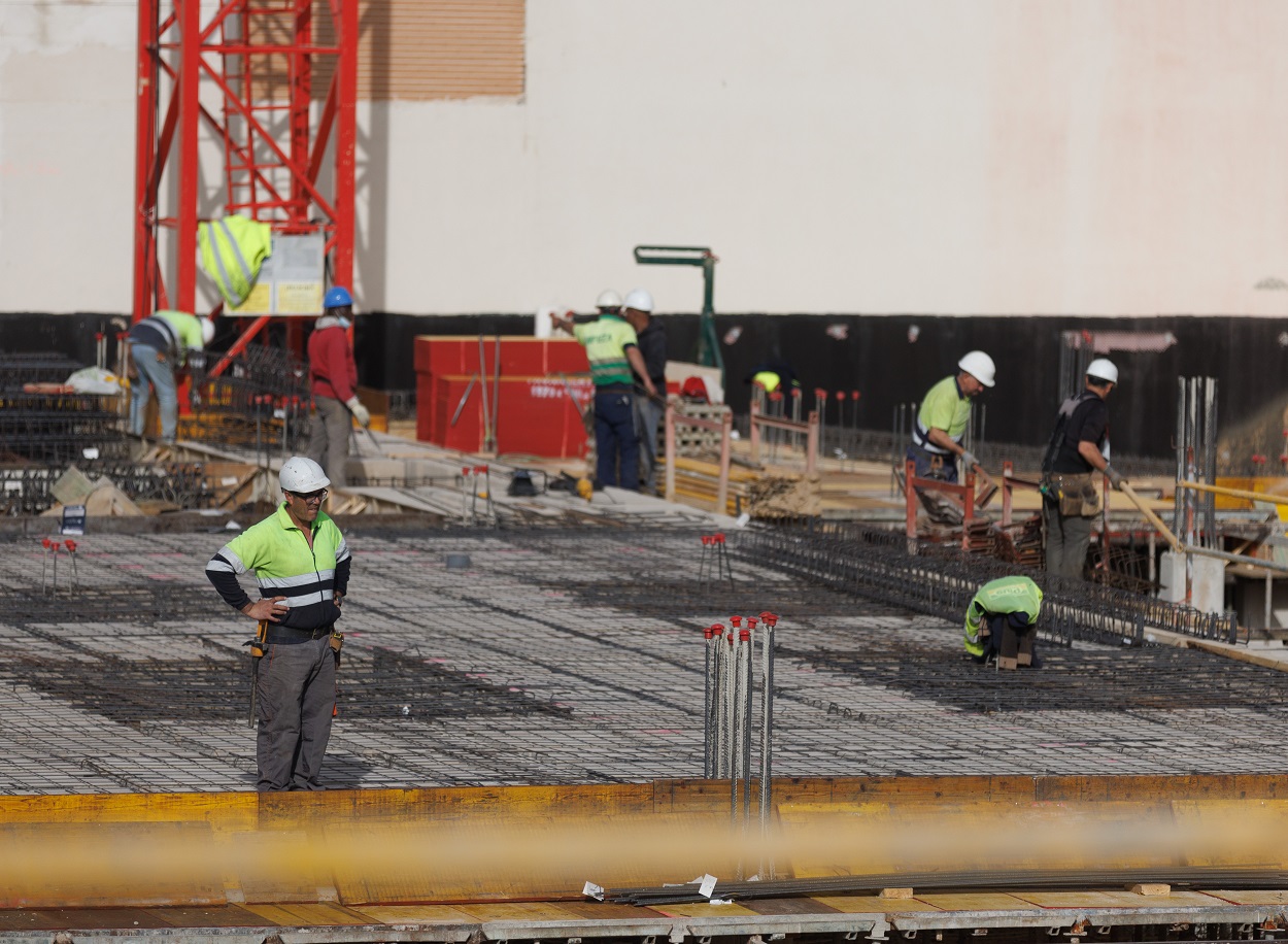 Varios obreros durante la construcción de una vivienda, a 22 de febrero de 2023, en Móstoles, Madrid (España). Eduardo Parra / Europa Press
