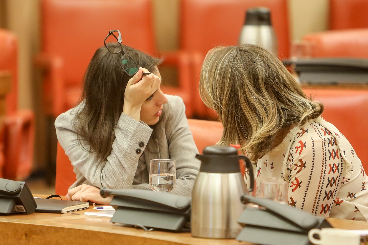 La ministra de Igualdad, Irene Montero (izquierda), conversa con la ministra de Trabajo, Yolanda Díaz, en una imagen de archivo. EP.