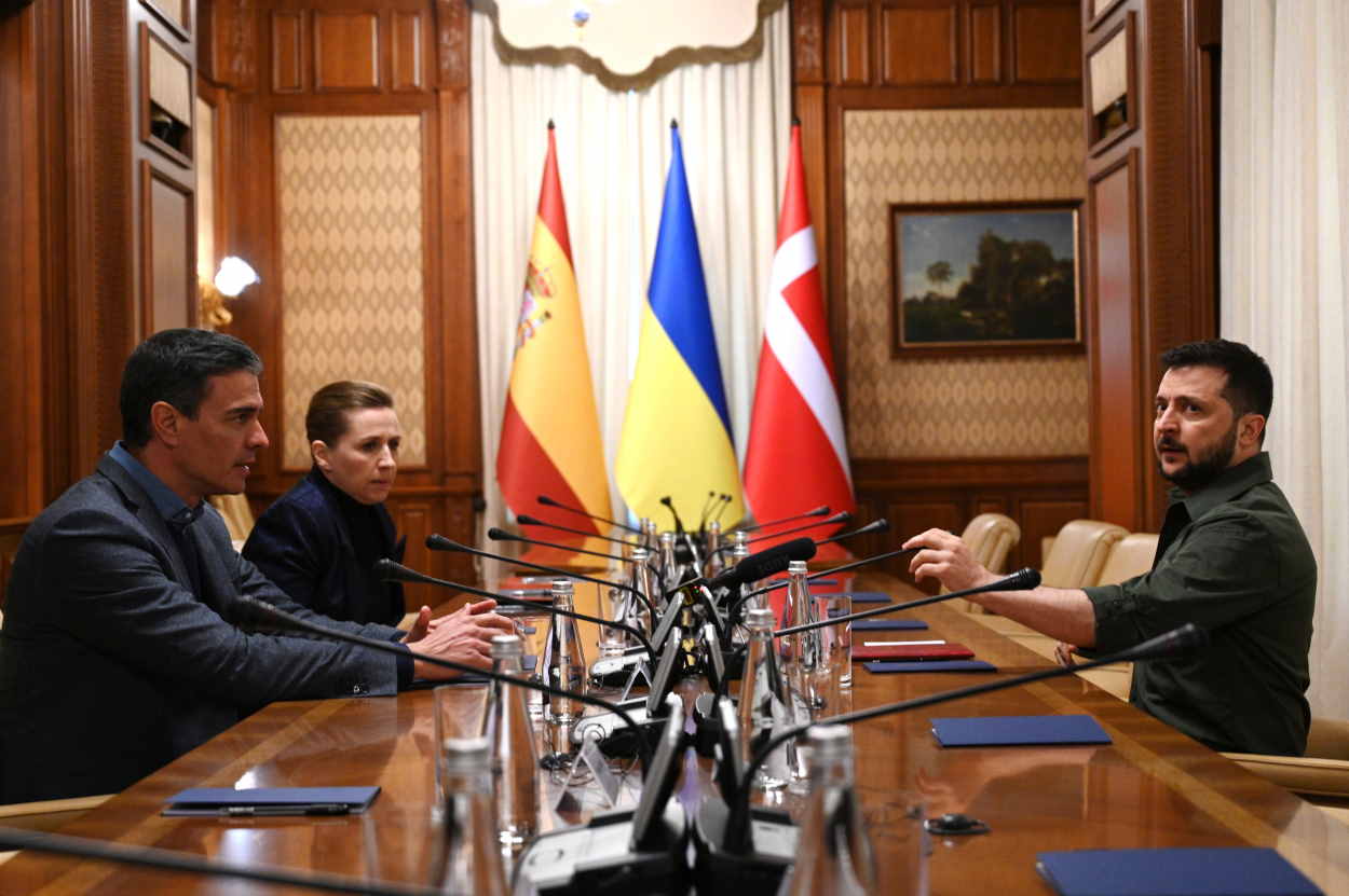 El presidente del Gobierno de España, Pedro Sánchez, mantiene una reunión durante su visita a Ucrania con su homólogo ucraniano, Volodimir Zelenski. EP
