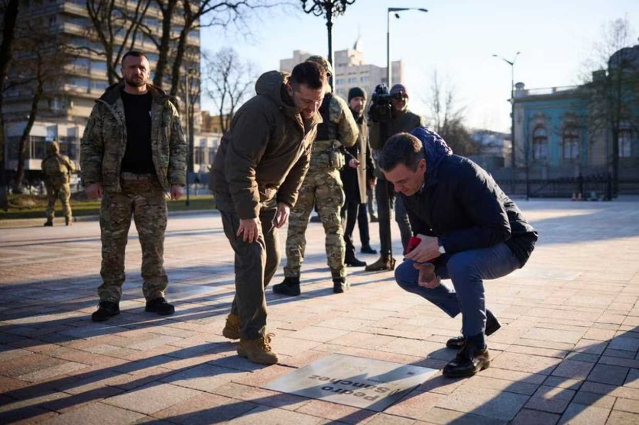 Sánchez y Zelenski en el paseo de los Valientes de Kiev. UKRAINIAN PRESIDENTIAL PRESS OFFICE