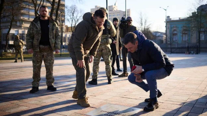 Sánchez y Zelenski en el paseo de los Valientes de Kiev. UKRAINIAN PRESIDENTIAL PRESS OFFICE