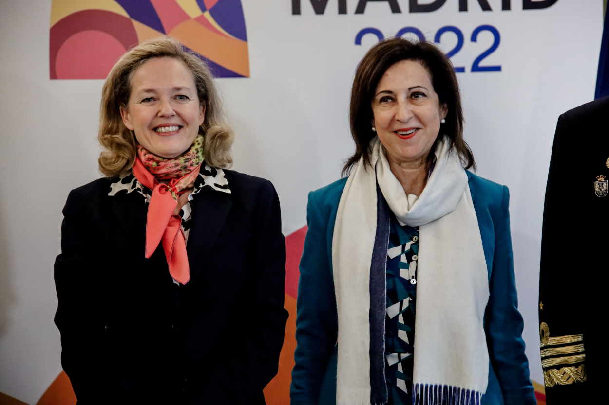La vicepresidenta primera y ministra de Asuntos Económicos y Transformación Digital, Nadia Calviño, y la ministra de Defensa, Margarita Robles. EP.