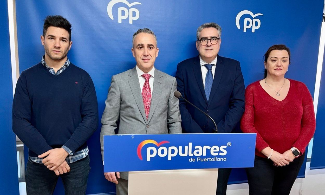 El candidato del PP a la Alcaldía de Puertollano, Miguel Ángel Ruiz, junto con el presidente del PP provincial y la portavoz del partido en Puertollano. EP.