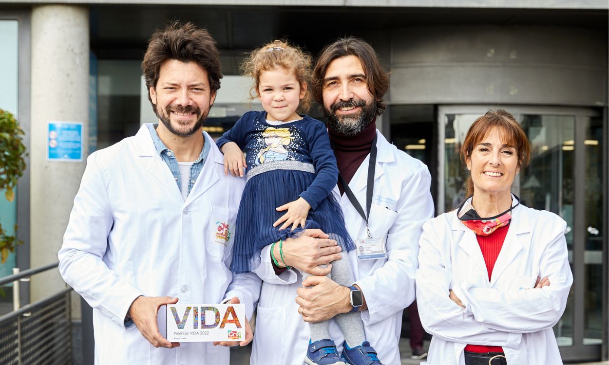 El actor Álvaro Morte, el Dr. Antonio Pérez Álvaro, la paciente oncológica Daniela y la directora de la fundación Marta Cardona. CRIS contra el cáncer