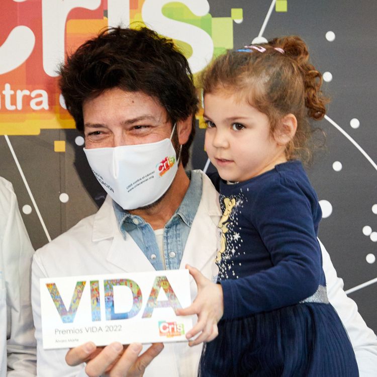 El actor Álvaro Morte recibiendo el Premio VIDA de manos de la paciente oncológica Daniela. CRIS contra el cáncer