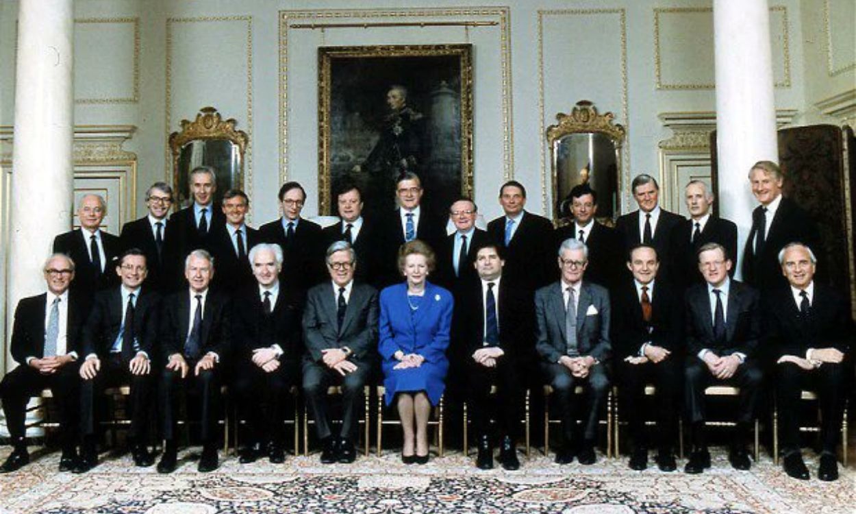 Margaret Thatcher con su gabinete de ministros.