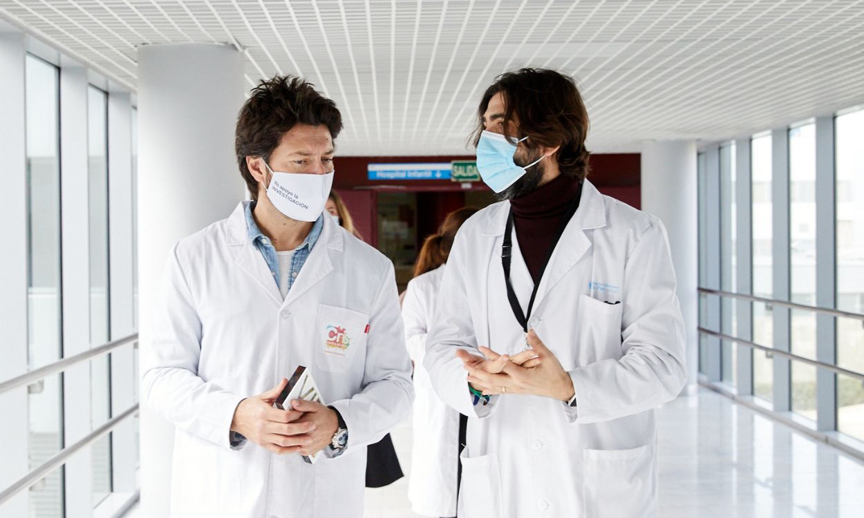 El actor Álvaro Morte y Dr. Antonio Pérez Álvaro. CRIS contra el cáncer