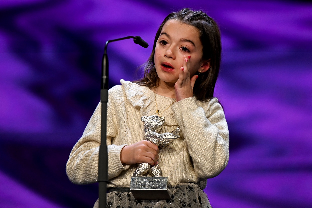 La actriz española Sofía Otero, de ocho años, recibe el Oso de Plata a Mejor interpretación protagonista. EP.