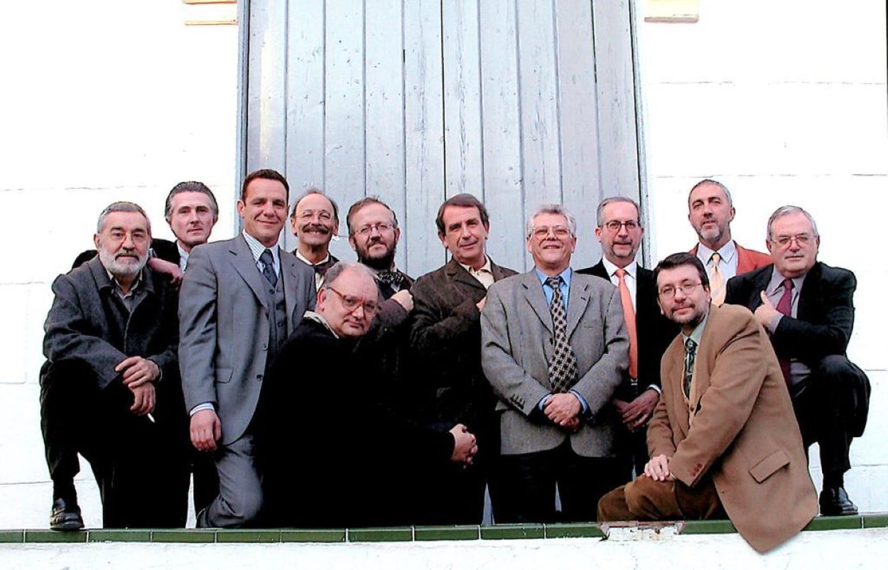 Antonio Ramos (último por la derecha), en una imagen de 2001 junto a los periodistas andaluces Antonio Chaves, Rafael Rodríguez, Francisco Romacho, Pablo Juliá, Antonio Checa, Juan José Téllez, Juan Teba, Juan de Dios Mellado, José Aguilar, Ignacio Camacho y Santiago Sánchez Traver. 