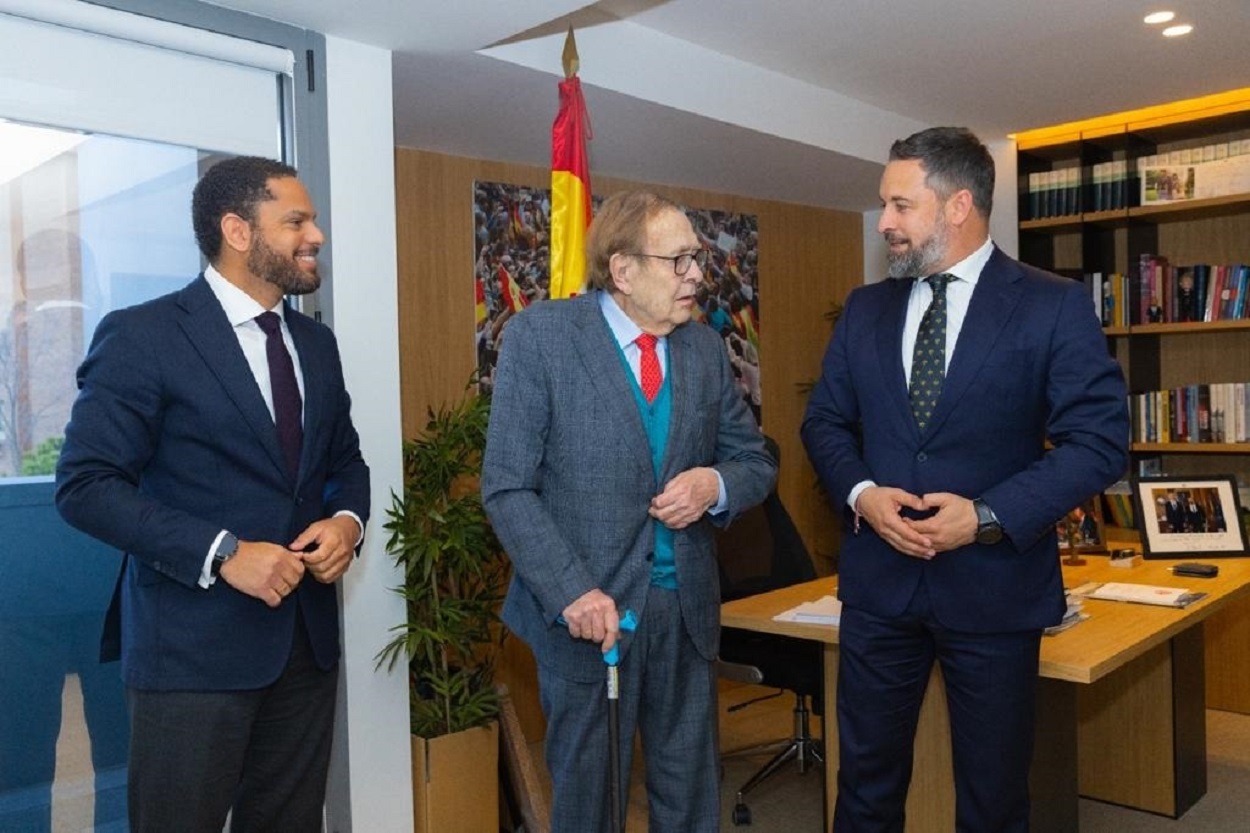 Ramón Tamames, junto a Ignacio Garriga y Santiago Abascal. EP